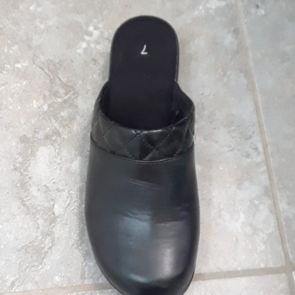 Clogs - Picture 2 of 3